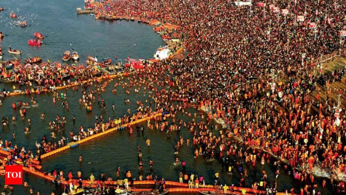 Kumbh Mela Sanitation workers cleaning the Ganga ghats during Swachh Maha Kumbh 2025 in Prayagraj, part of Uttar Pradesh’s Guinness World Record bid.